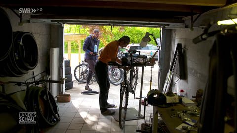 Fahrrad wird in Garage repariert (Foto: SWR)