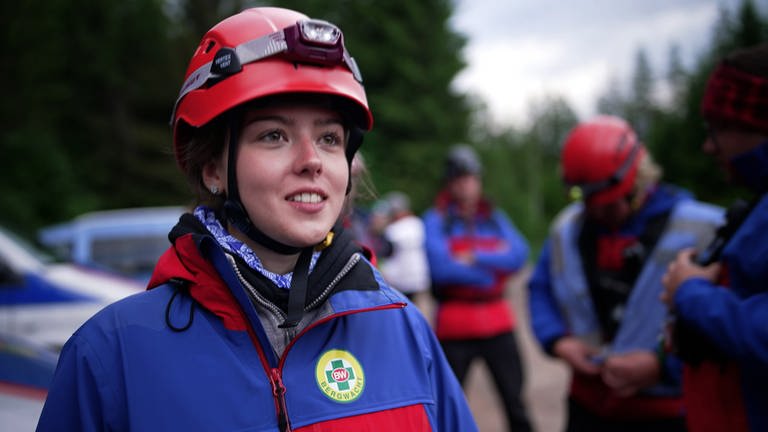 Greta Esser in Schutzausrüstung der Bergwacht (Foto: SWR)