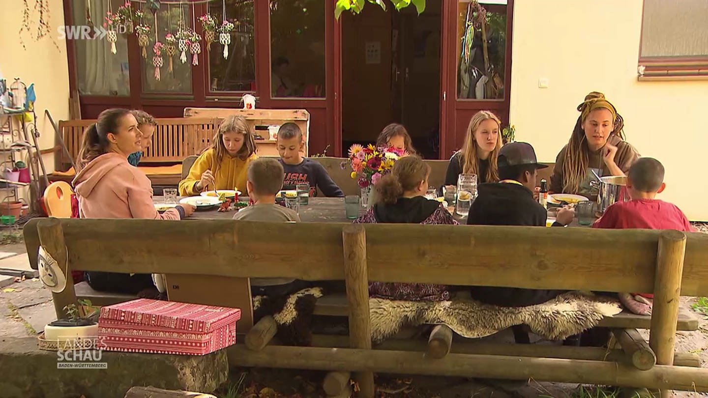 Kinder essen im Freien zusammen an einem großen Tisch (Foto: SWR)