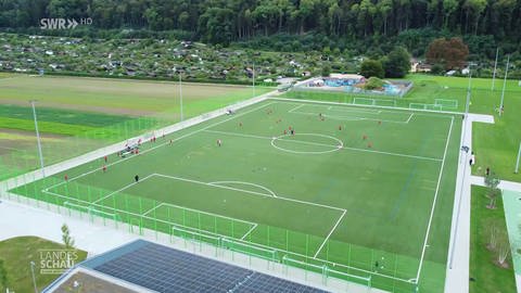 Fußballfeld in Esslingen von oben (Foto: SWR)