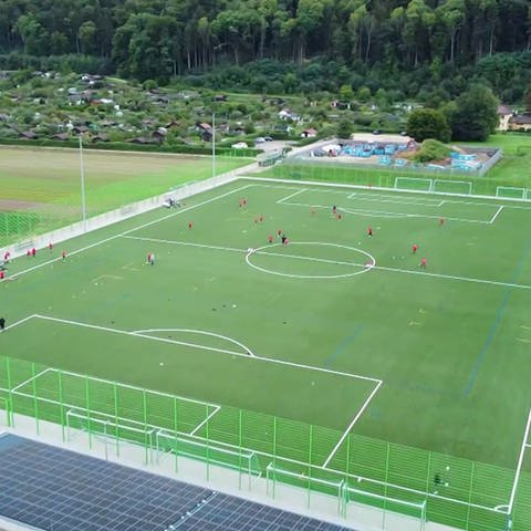 Fußballfeld in Esslingen von oben (Foto: SWR)