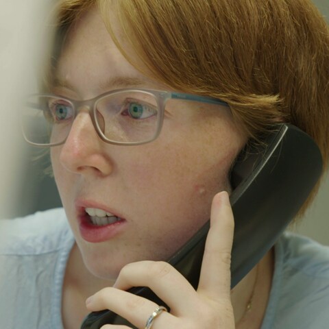 Frau am Telefon (Foto: SWR)