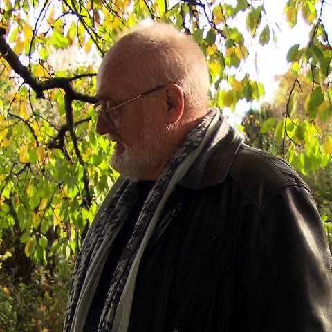 Peter Hakenjos steht ins einem Garten, wo er auch bestatt werden will (Foto: SWR)
