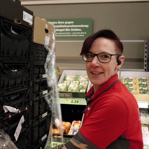 Marktleiterin Judith Ruis packt Ware im Discounter aus (Foto: SWR)