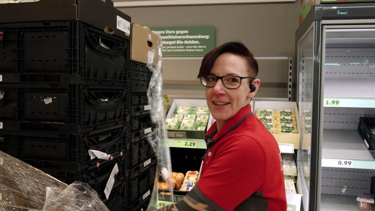 Marktleiterin Judith Ruis packt Ware im Discounter aus (Foto: SWR)