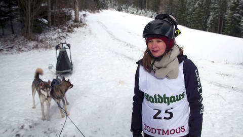 Musherin Jessica Paulsen mit ihrem Schlittenhunden beim Huskytreffen in Todtmoos (Foto: SWR)