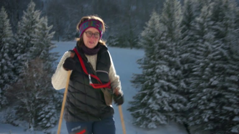 Eine Frau macht Nordic Walking auf dem Stohren (Foto: SWR)