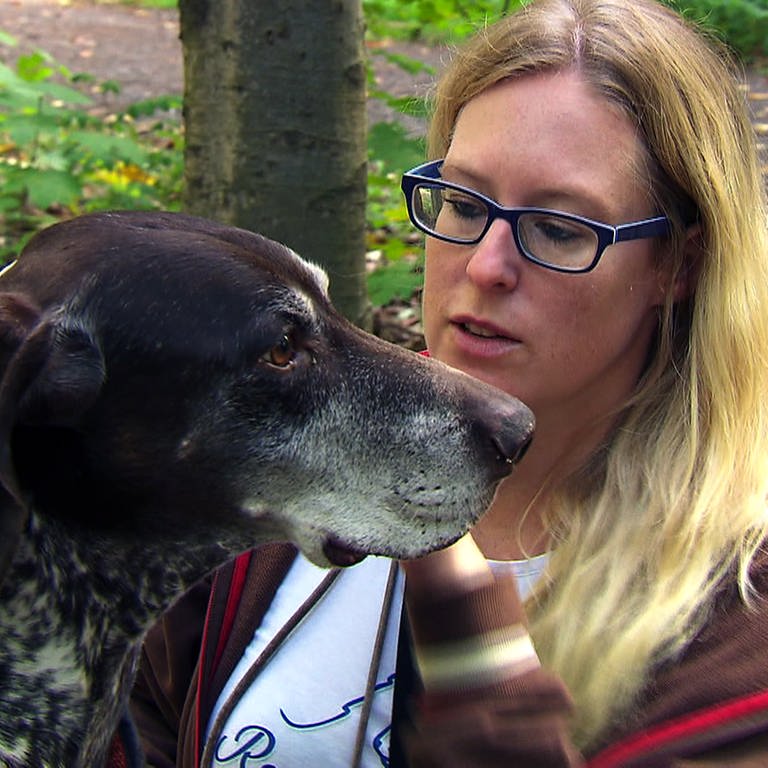 Tiersitterin Britta Rosenberg mit Hund (Foto: SWR)