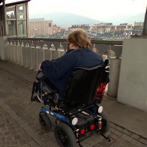 Rollstuhlfahrer an einem Bahnhof (Foto: SWR)