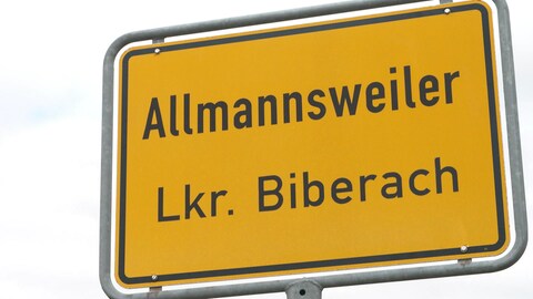Großaufnahme gelbes Stadtschild mit Aufschrift "mann" (Foto: SWR)