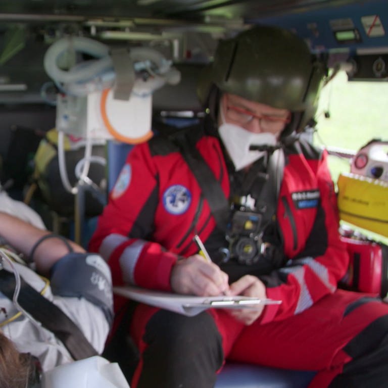 Patiententransport der Luftrettung im Hubschrauber (Foto: SWR)