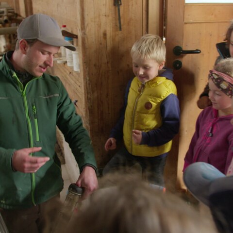 Bauer Florian erklärt Kindern den Melkautomat (Foto: SWR)