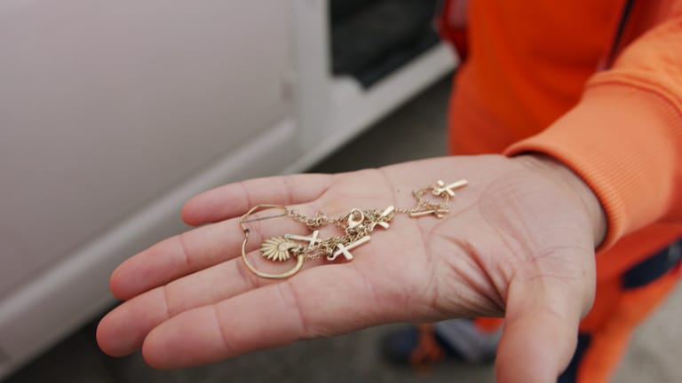 Goldkette wurde im Mülleimer gefunden (Foto: SWR)