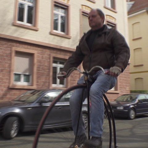 Mit dem Hochrad durch Karlsruhe (Foto: SWR)