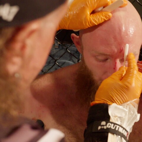 Ein Mensch versorgt die Wunden eines Kämpfes im Kampfring (Foto: SWR)