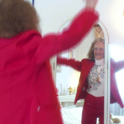Ältere Frau tanzt vor Spiegel (Foto: SWR)