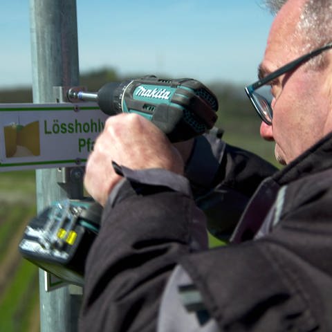 Karl Küchle repariert ein Schild in den Weinbergen am Kaiserstuhl (Foto: SWR)