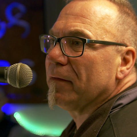 Karl Küchle singt bei der Bandprobe (Foto: SWR)