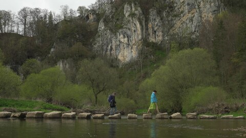 Wanderer überqueren die Donau bei Fridingen (Foto: SWR)