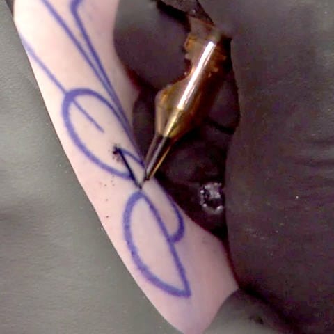 Ein Tattoo wird gestochen (Foto: SWR)