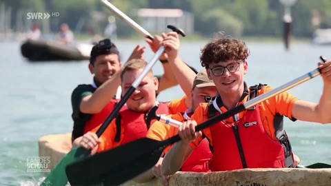 Junge Teilnehmer einer Einbaum-Regatta auf ihrem Boot im Wasser (Foto: SWR)