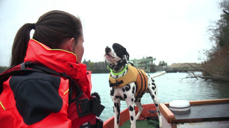 Hundeführerin Samara mit rettungshund Mailo im Boot (Foto: SWR)
