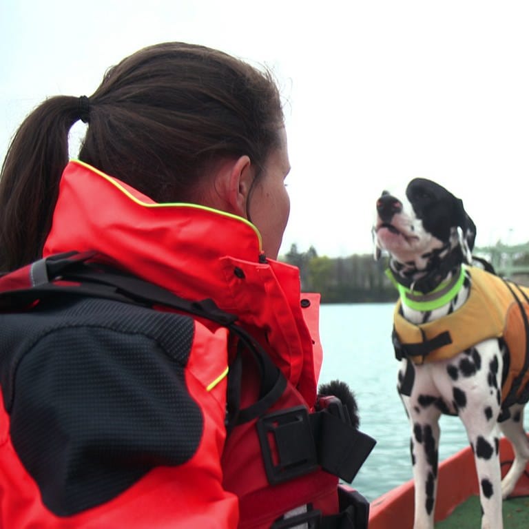 Hundeführerin Samara mit rettungshund Mailo im Boot (Foto: SWR)