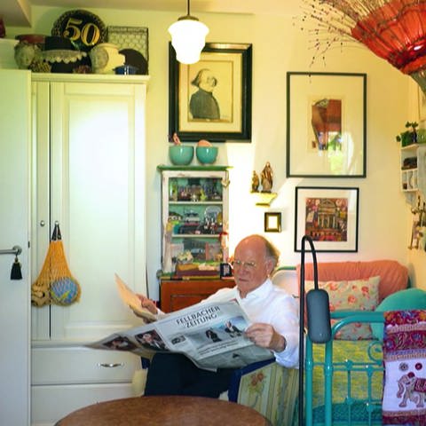 Alter Mann liest im Sessel Zeitung (Foto: SWR, SWR)