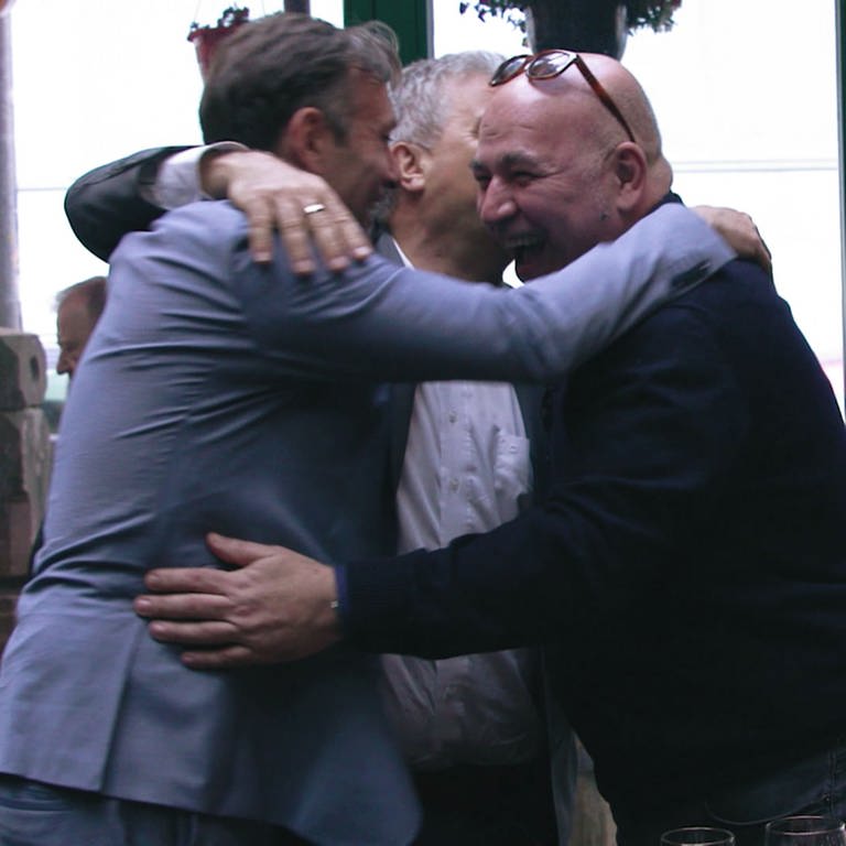 Drei Männer umarmen sich (Foto: SWR)