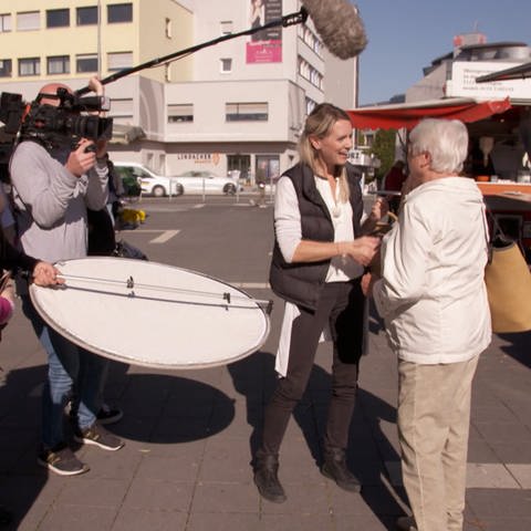 Reporterin mit Filmteam trifft Passantin in Böblingen (Foto: SWR)