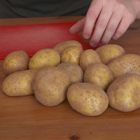 Wer kann's besser? Kartoffelnschälen (Foto: SWR)