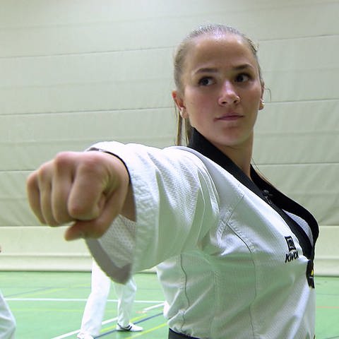 Taekwondo-Kämpferin Rebekka macht eine Faust  (Foto: SWR)