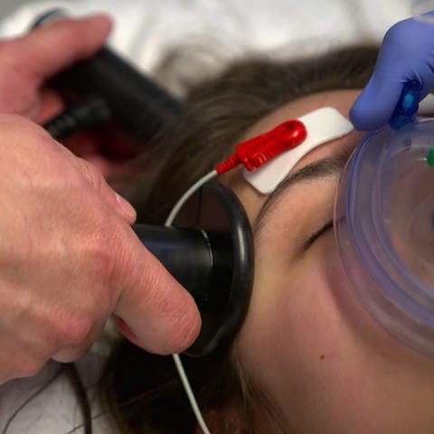 Elektrode am Kopf des Patienten (Foto: SWR)