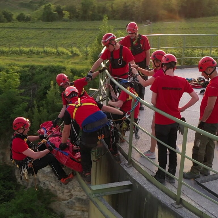 Leute der Bergwacht seilen sich von einem Turm ab.  (Foto: SWR)