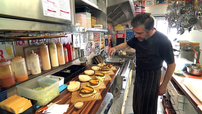 Dimitrios Diamantidis belegt Burger in Dimis Diner (Foto: SWR)