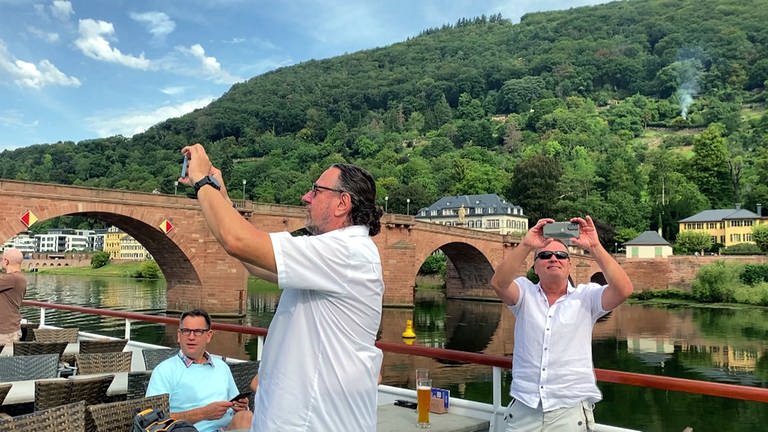 Bootsfahrt auf dem Neckar in Heidelberg: Touristen fotografieren Sehenswürdigkeiten (Foto: SWR)