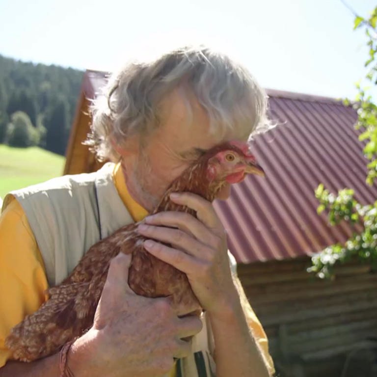 Lucien Majrich mit seinem Huhn (Foto: SWR)