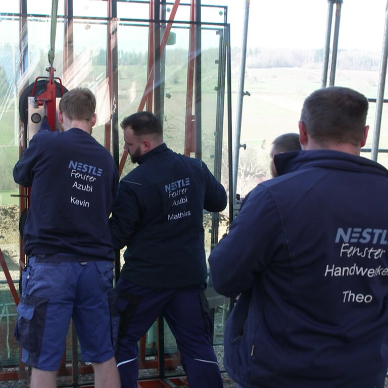Männer hängen ein großes Fenster an den Kran (Foto: SWR)