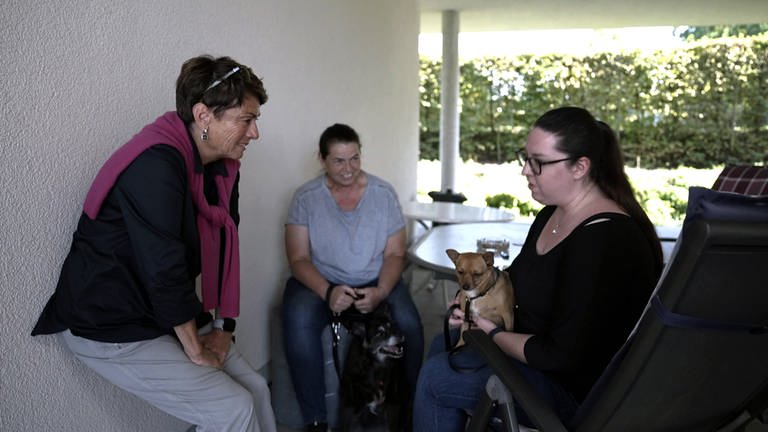 Sonja Faber-Schrecklein im Gespräch mit zwei Frauen im Tierheim Heilbronn (Foto: SWR)