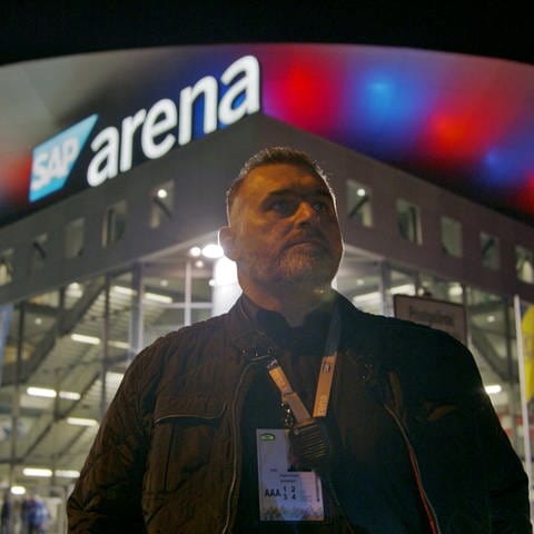 Sicherheitschef Zeljko Gojsic steht nach den Eishockey Playoffs der Adler Mannheim vor der SAP Arena in Mannheim (Foto: SWR)