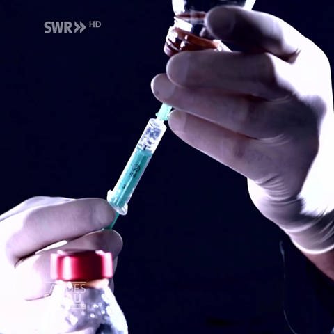 Eine Dopingspritze wird aufgefuellt (Foto: SWR)