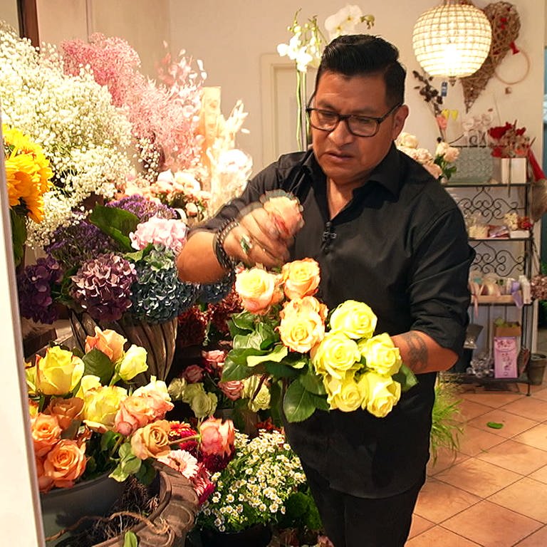 Luis Gomez macht einen Blumenstrauß in seinem Blumenladen in Waldenbuch (Foto: SWR)