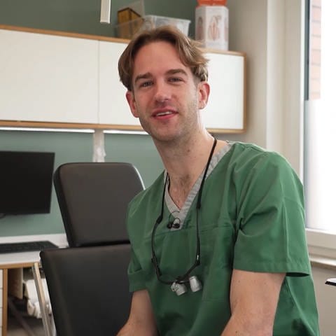 Timo arbeitet als angestellter Zahnarzt (Foto: SWR)