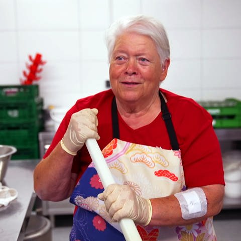 Die 77-jährige Anna Spinner aus Nußbach kocht Marmelade in einer Großküche. (Foto: SWR)