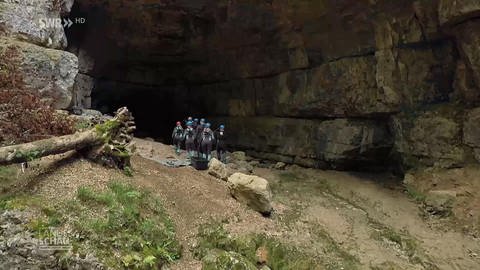 Gruppe auf dem Weg in die Höhle (Foto: SWR)