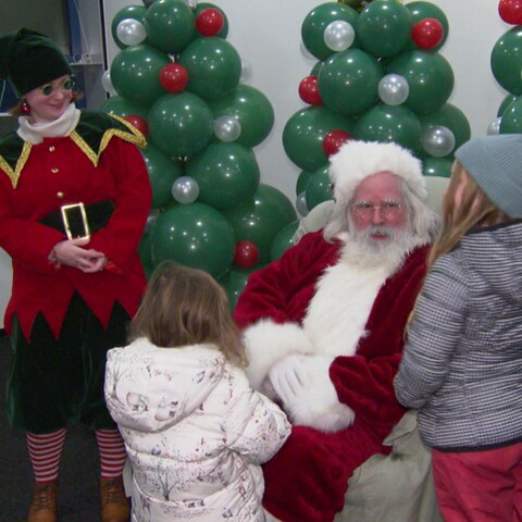 Weihnachtsmann spricht mit Kindern (Foto: SWR)