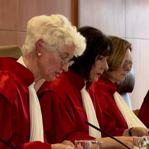5 Richter im Richtersaal in roten Roben. (Foto: SWR)