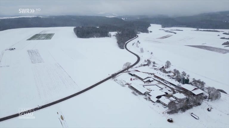 Zugeschneiter Bauernhof aus der Voggelperspektive (Foto: SWR)