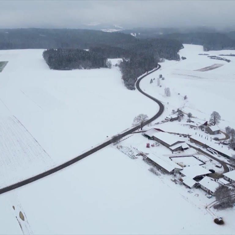 Zugeschneiter Bauernhof aus der Voggelperspektive (Foto: SWR)
