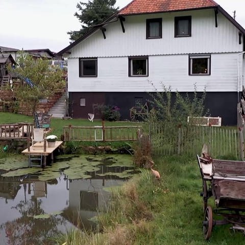 Bauernhaus mit großem Garten und Teich (Foto: SWR)